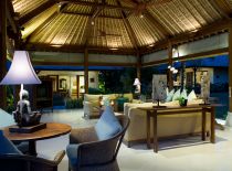 Villa Surya Damai, Wohnzimmer bei Nacht